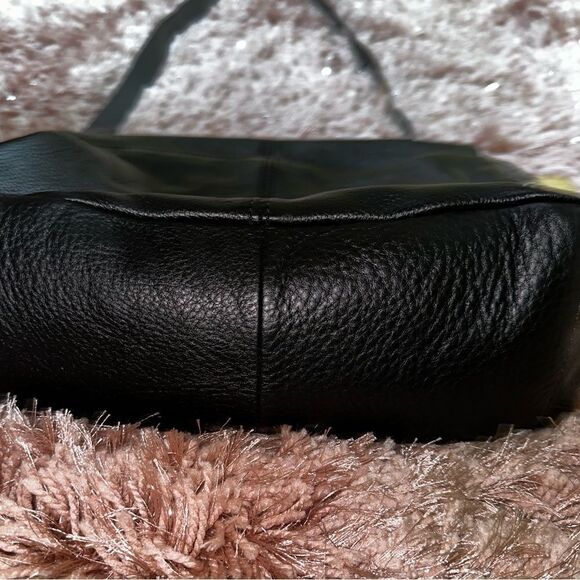 B Makowsky black heavy pebble leather zip fold over crossbody bag EUC - Picture 2 of 12